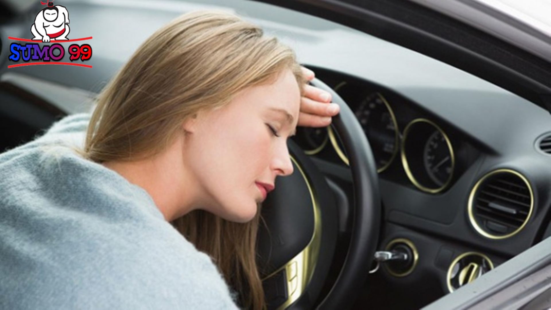 Почему снятся машины. Сонная девушка за рулем. Уставшая женщина в машине. Заснул за рулем.
