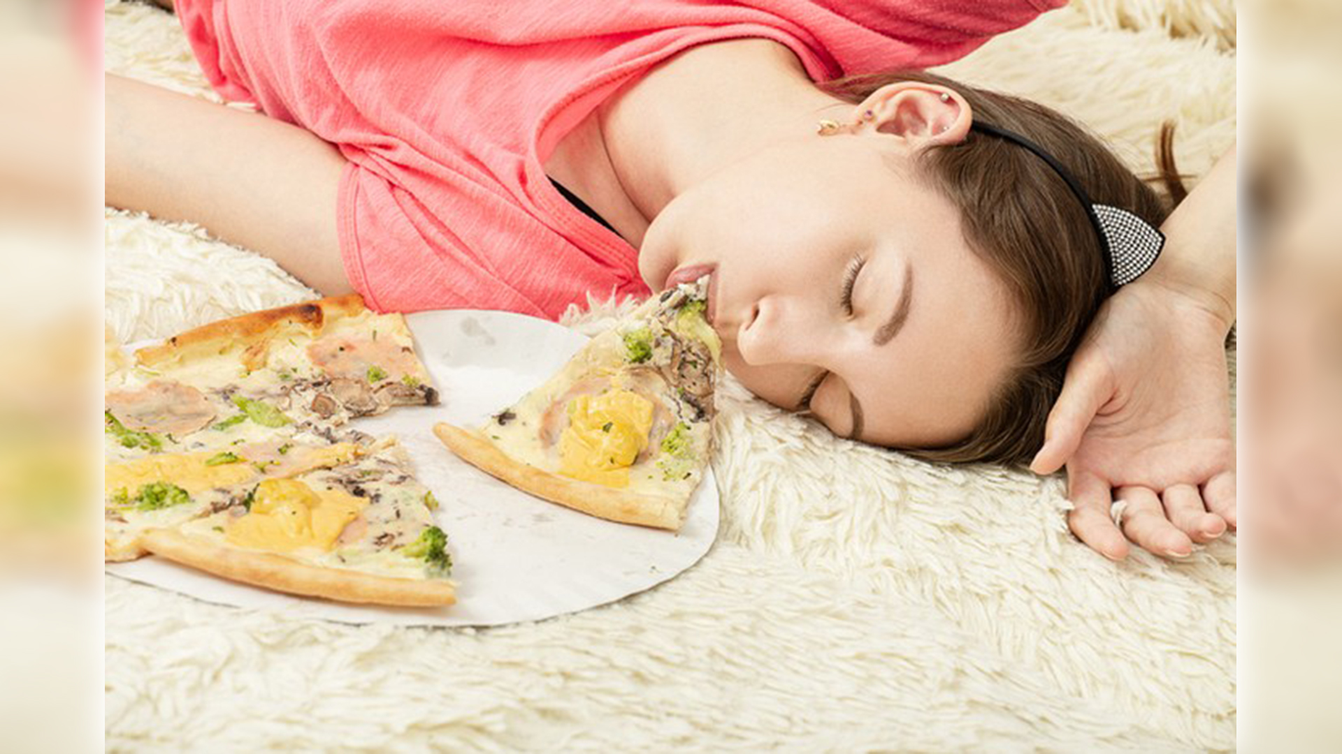 Спать сразу после еды. Картинки спится с пиццей. Фото спящий после еды. Засыпающая девочка после еды.